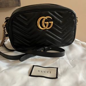 Black leather Gucci Marmont GG shoulder crossbody chain bag